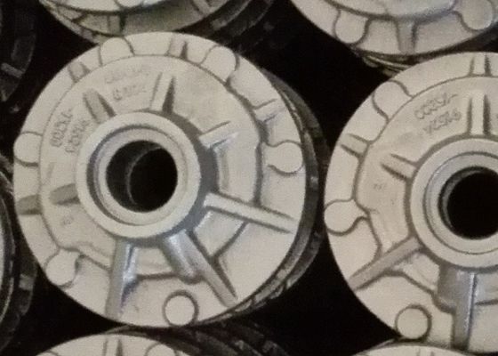 OEM Pasir Casting Bagian Besi Untuk Truk Forklift Hub Belakang Akhir Lukisan Dengan Dimensi yang Tepat